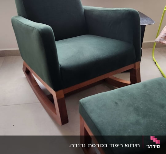 כורסה ירוקה עם ריפוד מרופד ומושב תואם